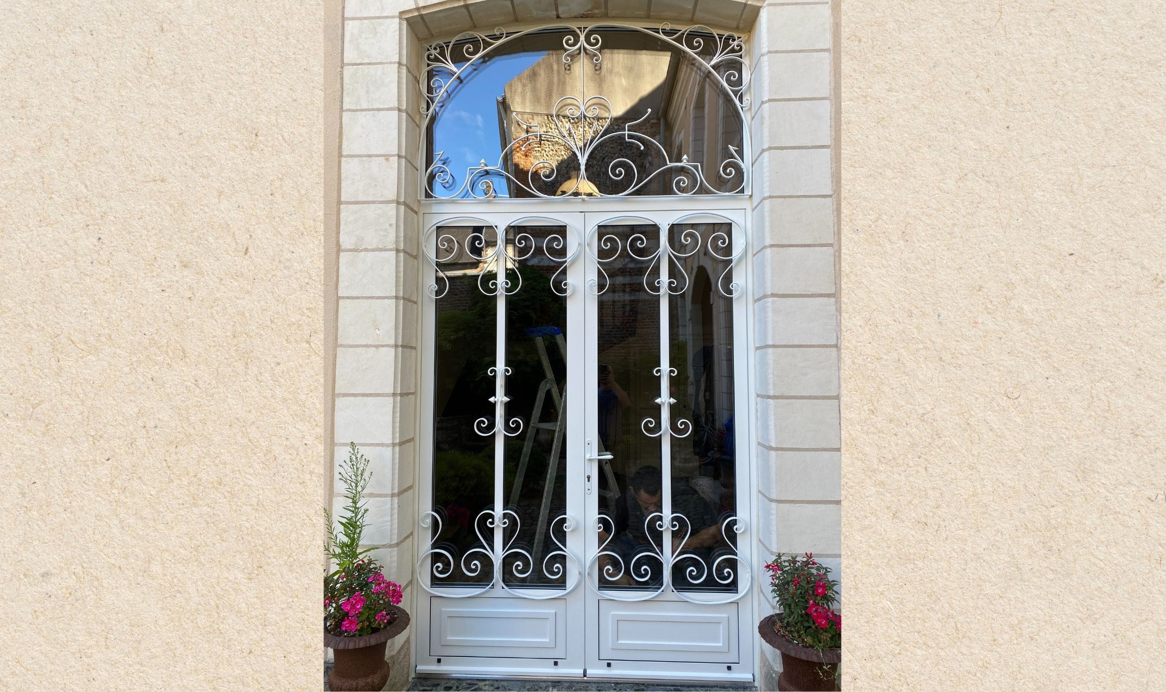 Porte acier blanc motifs arrondis